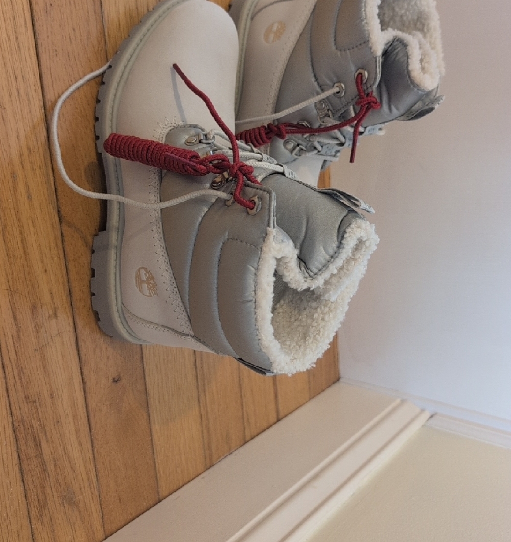 Women's Timberland Light Gray Shearling-Lined Winter Boots with Red Laces - Picture 2 of 6